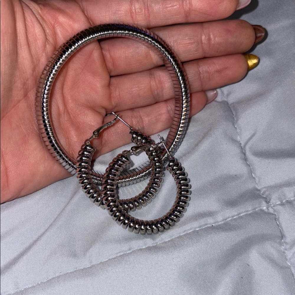 🆕 Silver hoop earrings with bracelet